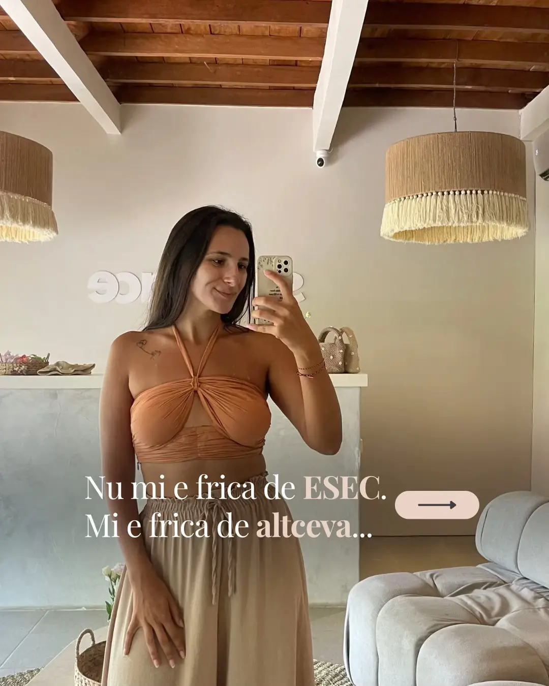 Ieri, intr-un apel, cineva m-a intrebat: “Ce te-a facut sa te muti tocmai in Bali?” Raspunsul meu e mereu acelasi: frica de REGRET. Decizia mea nu a fost una “sigura”. A fost nebuneasca. Eu, care nu am iesit niciodata in evidenta, care mereu mi-am vazut de patratica mea, am ales sa fac un pas care speria pe toata lumea din jur. Mi-am dat demisia fara sa am o stabilitate financiara solida. Dar stiam ca daca raman, ma voi multumi cu un job full time si un mic venit extra online, fara sa fac ceva maret. Ori obiectivul meu era altul. M-am gandit simplu: “Daca plec si nu iese, ma intorc. Voi gasi un alt job. Dar daca plec si reusesc sa fac ceva mai mult? Sa creez o viata pe care nu o pot trai altfel?” Acel “daca” a ars atat de tare in mine, incat nu am mai putut sa il ignor. Si am plecat. Acel “daca” mi-a schimbat viata. Si asta e esenta caruselului: Cele mai mari frici nu sunt despre esec. Cele mai mari frici sunt despre regret. 💬 Spune-mi in comentarii: Care este cel mai mare regret al tau? #fyromania  #bucuresti #romania 