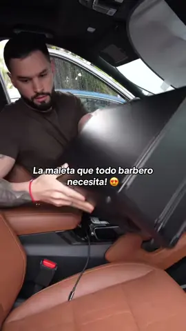 Esta maleta de barbería me ha resultado súper útil, me permite llevar todas mis herramientas de manera organizada, segura y lista para trabajar en cualquier lugar. Si buscas comodidad, espacio y estilo profesional, esta es una inversión que vale la pena.