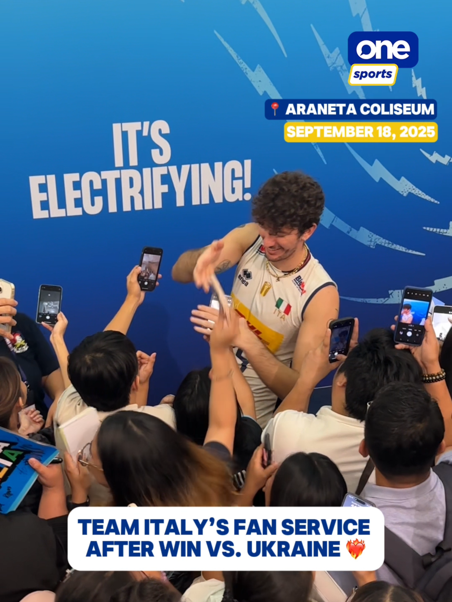 FORZA ITALIA! 🇮🇹 Team Italy took photos and signed autographs with the Filipino fans after their do-or-die victory against Ukraine in the 2025 FIVB Men’s World Championship at the Smart Araneta Coliseum. | via Gillian Trinidad/One Sports #MWCH2025 #Philippines2025