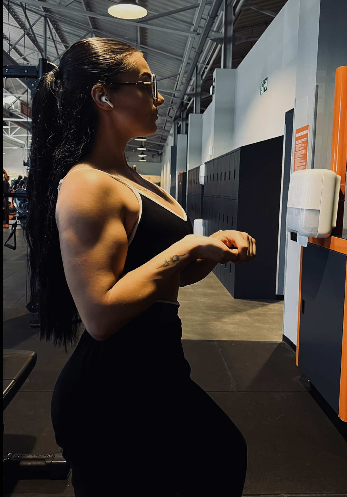 La première rep ne veut rien dire. C’est la dernière, quand tu luttes, qui fait la différence. Peu importe ton niveau, souviens-toi : progresser, c’est accepter de passer par l’inconfort. Et c’est normal. ⭐️ #Fitness #workoutmotivation #nopainnogain #firstvslastrep #pushyourlimits 