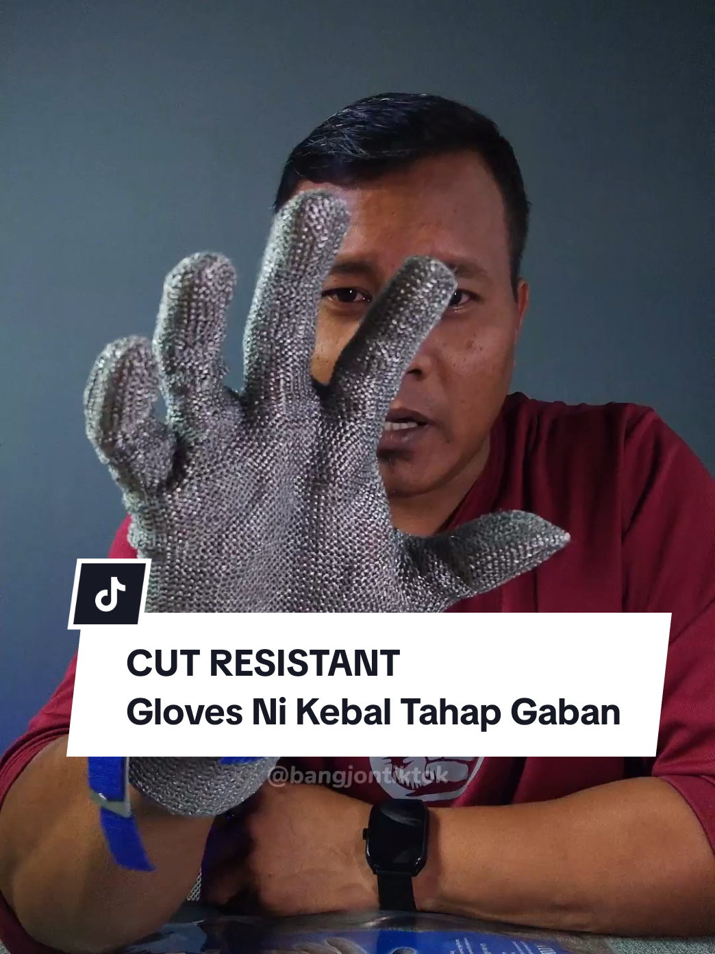 Gloves stainless steel ni sesuai sangat di dapur untuk potong bawang, hiris pisang, siang ayam & kerja lasak lain.  Resistant Gloves ni lulus sijil keselamatan EU (EN388 & EN ISO 21420) Diperbuat daripada stainless steel + HPPE, ringan, tahan lama & senang cuci. #safetygloves #kitchengadgets #diysafety #cutresistantgloves #tiktokshopmalaysia 