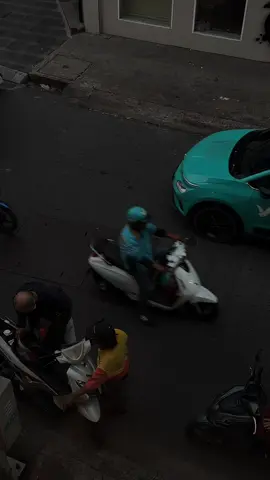 “Thỉnh thoảng thấy buồn mà chẳng biết vì sao. Vẫn cười, vẫn nói như mọi ngày nhưng trong lòng lại nặng nề khó tả. Chỉ ước gì có ai đó chịu ngồi nghe mình thật lòng một chút.”