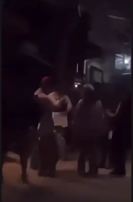 Anh bị nhưng người đàn ông vây quanh bắt anh nuốt usb chứa bằng chứng phạm tội.Sau khi các pháp y khám nghiệm trong người anh tìm thấy 1 usb. 2 ông bảo vệ tòa nhà chung cư có liên quan đến vụ này   #yumenglong#yumenglong于朦胧#viral#JusticeForYoumenglong #china