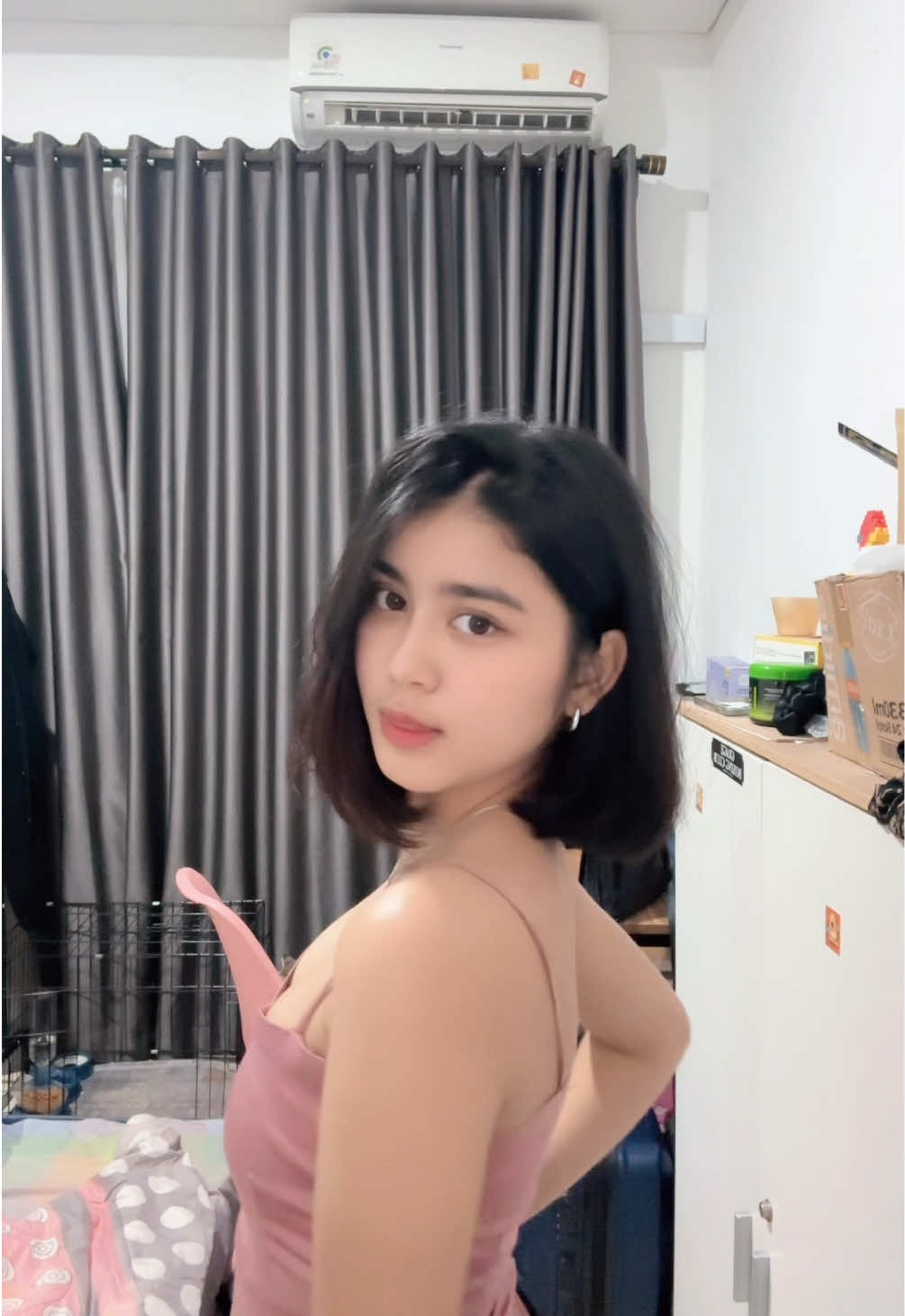 tangannya meni centil