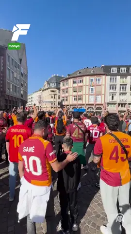 🎥Galatasaray taraftarı, Frankfurt karşısında takımlarına güveniyor 👥 Sarı-kırmızılı taraftarlar, UEFA Şampiyonlar Ligi’nde Eintracht Frankfurt ile oynanacak karşılaşma öncesi Almanya’nın Frankfurt kentindeki Römerberg Meydanı’nda bir araya geldi.