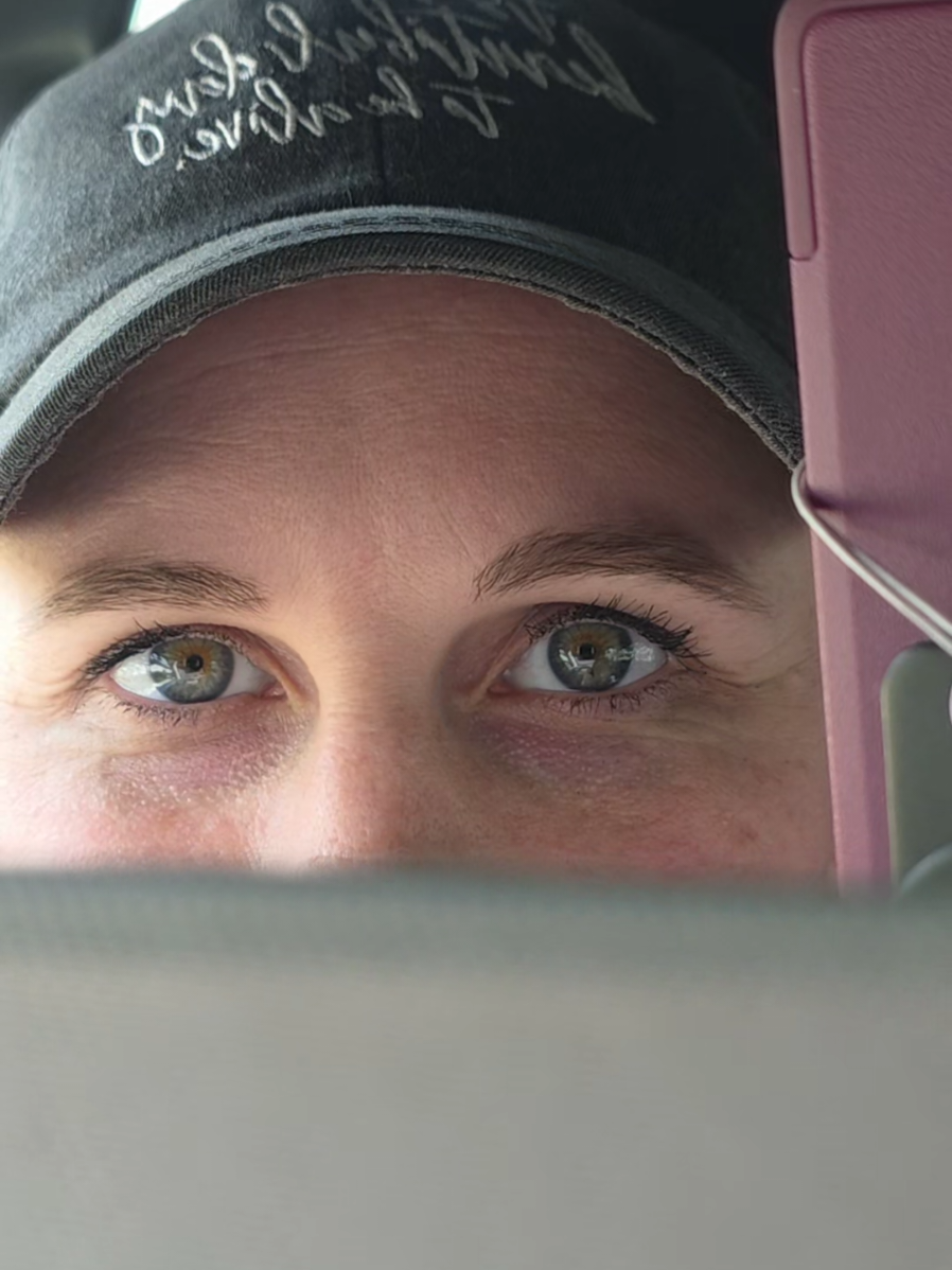 Trying to do the eye trend. Did I do it right? #oceaneyes #eyetrend #eyecolor #eyes 