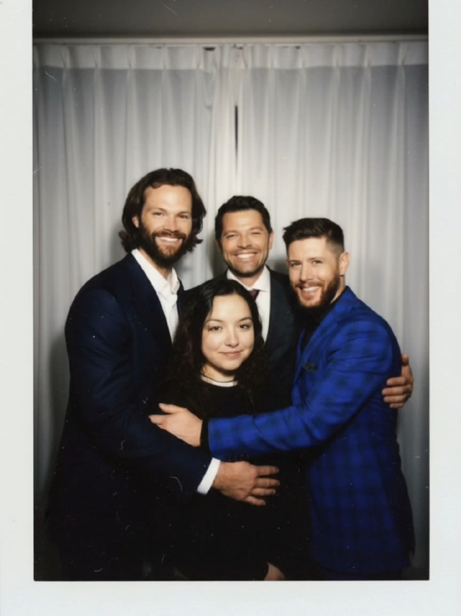 Ensinando IA, foto com ídolo ❤️ prompt nos comentários.   #CapCut #ia #supernatural #trend 