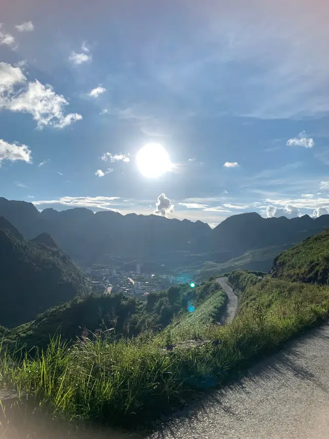 Bảo ở Hà Giang chỉ cần dơ điện thoại lên chụp là có ảnh đẹp mà không ai tin 🫵🏻  À đây là đường mình đi làm thôi nhé hehe #hagiang 