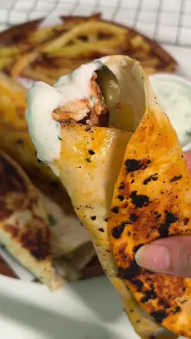 للحين أهوجس فيها من كثر ما انها لذذييذذذذه 🤯  تورتيلا دجاج مشوي 🫔🔝 تتبيلة الدجاج :  - شرائح صدور دجاج رقيقه - معجون طماطم - بصل مقطع ناعم - بقدونس مقطع ناعم - فصين ثوم - عصره ليمون - زيت زيتون - ( ملح - فلفل اسود - بابريكا - خلطة بهارات مشكله - فلفل احمر بودره ) نتبل الدجاج على الاقل ساعة وكل ما طول بالتتبيله أكثر صار الذ  بعدها نشوي الدجاج على طاوة حارة مع شوية زيت زيتون  ——- الصوص :  - زبادي - مايونيز  - بقدونس - عصره ليمون - ملح و فلفل أسود  ——— نحشي التورتيلا  بالدجاج - الصوص - خس - مخلل - بطاطس  وبعدها بنفس الطاوة الي شويت فيها الدجاج أضيف مكعب صغير زبدة و نحمر التورتيلا فيها وبس .. لذذذيييذة جدا جددددا 