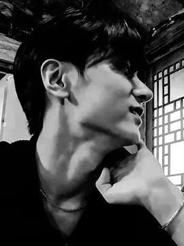 “Dasar murahan, semua cowok lo embat!” Bukannya marah, kamu malah ngakak di depan gadis asing yang baru saja menudingmu di kantin kampus. Semua mata mulai memperhatikan kalian. Kamu menoleh sambil menahan tawa, pura-pura mikir keras. “Gini deh, cowok lo yang mana satu? Gue lupa, banyak banget soalnya.” Wajahnya memerah, giginya bergemeletuk. “Heeseung. Calon pacar gue.” Bwahahaha—tawamu langsung meledak. Suara tawamu menggema di seisi kantin. “Masih calon aja belagu lo.” Kamu sibuk memainkan kukumu dengan santai. Gadis itu nyaris menyiramkan air es ke wajahmu. Tapi belum sempat, seseorang berdiri di depanmu, tubuhnya jadi perisai. Air itu justru membasahi kemejanya. Dan matamu membesar. “Oh, Heeseung yang ini toh. Kirain yang marga Park.” Kamu menatap Heeseung yang melindungimu, tapi bukannya berterima kasih, kamu malah cuek. “Yaudah deh, gue lepas yang ini buat lo.” Dengan santai kamu melenggang keluar kantin, meninggalkan kehebohan. --- Julukan playgirl sudah melekat padamu. Kamu memang suka bermain. Bagimu, cowok cuma hiburan. Memberi mereka sedikit harapan, memanjakan ego mereka, lalu... buang. Itu kesenanganmu. Kamu tidak akan pernah berhenti sebelum karma datang. “Pergaulanmu terlalu bebas. Ayah akan menjodohkanmu.” Pisau steak nyaris terlepas dari genggamanmu. “WHAT?!” 