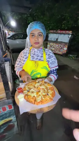 রাস্তায় পিৎজা খাচ্ছেন? আগে ভিডিওটি দেখুন।