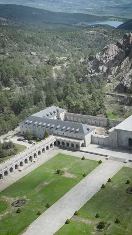 Un día en la Escolanía Desde el primer canto de la mañana hasta la oración de la noche, cada jornada de nuestros escolanos es un día lleno de formación académica, música, vida espiritual y amistad. Clases reducidas, canto gregoriano, deporte, estudio personal y convivencia… todo en un entorno único junto a la Basílica Santa Cruz. 👉 Descubre más sobre nuestro proyecto educativo y acompáñanos en este camino de formación integral. #EscolaníaSantaCruz #EducaciónIntegral #CantoGregoriado