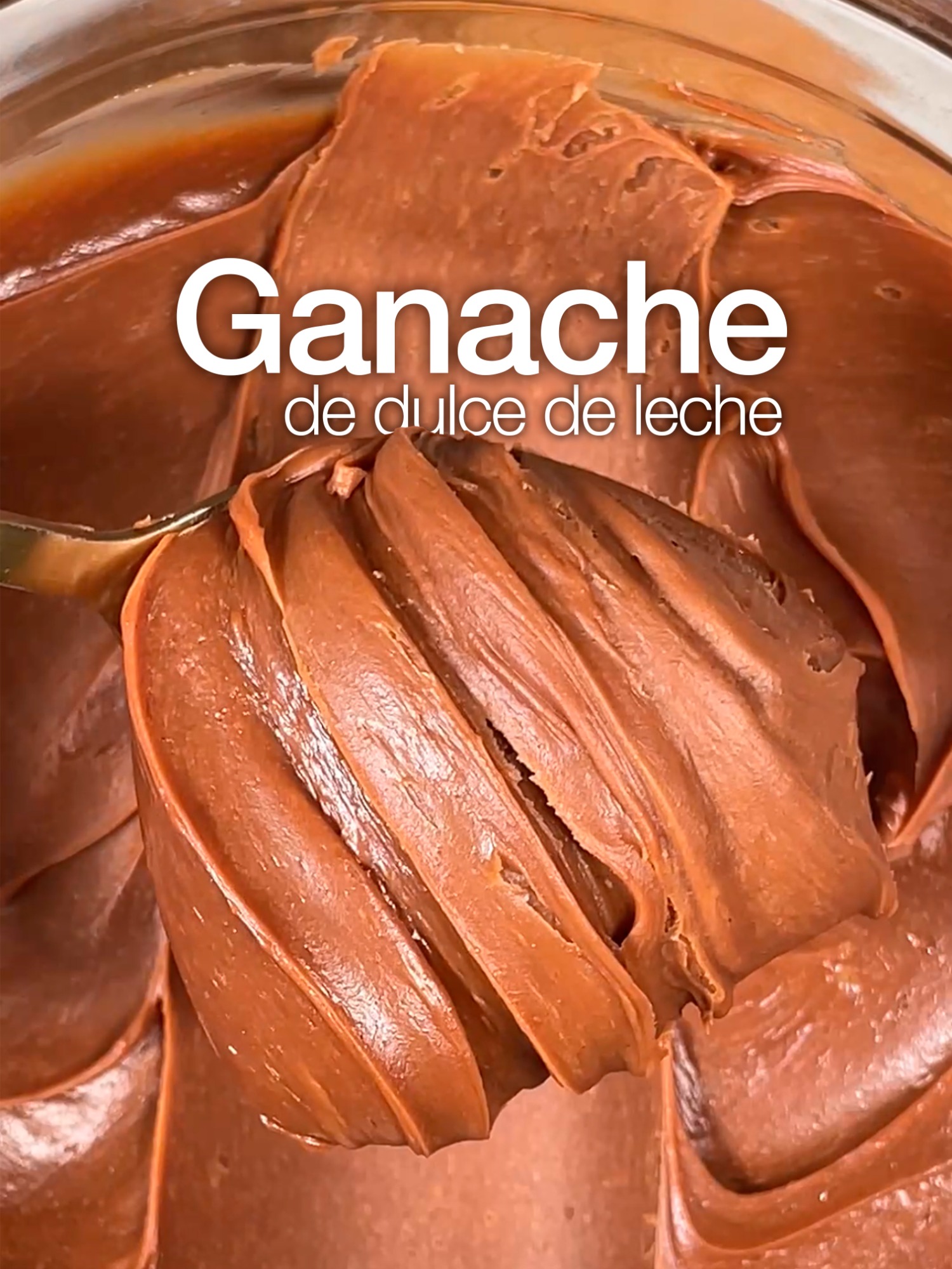 🤎 Ganache de Dulce de Leche 🤎 . En otro capítulo de nuestra sección de Cremas y Rellenos, un clásico bien argentino en versión ganache ✨. Cremosa, dulce y con todo el sabor del dulce de leche que tanto amamos. Ideal para usar en tortas y postres que buscan un toque irresistible. . Ingredientes: . ✨100 ml de crema de leche. ✨200 g de chocolate cobertura con leche. ✨300 g de dulce de leche. ✨100 g de manteca. . Derretir la crema de leche con el chocolate. Agregar el dulce de leche y emulsionar. Incorporar la manteca y dejar enfriar hasta obtener la consistencia deseada. . Una preparación suave, brillante y con ese sabor único que no falta en ninguna preparación pastelera argentina 🇦🇷. . ✔️ En @sprinklesmore compartimos recetas que celebran lo mejor de nuestra pastelería. . #amolatiendadesprinkles #ganache #dulcedeleche #rellenos #pasteleria
