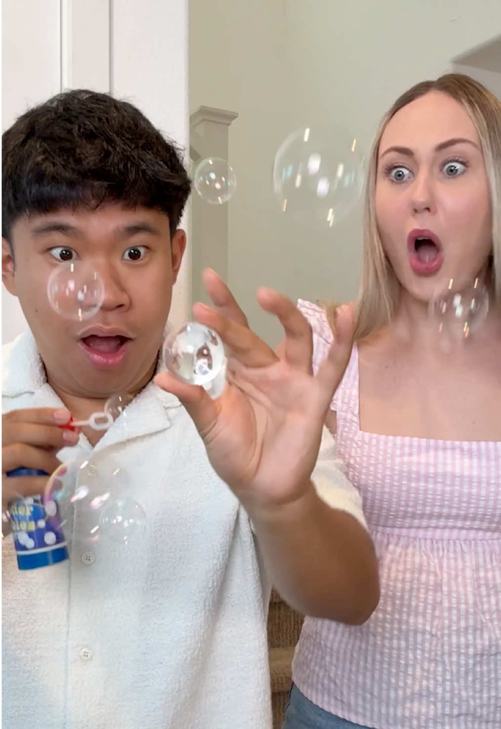 Voilà! Magician @Seany pulled off his latest trick with the help of #MetaAI, your new go-to assistant. 🎩🪄🫧