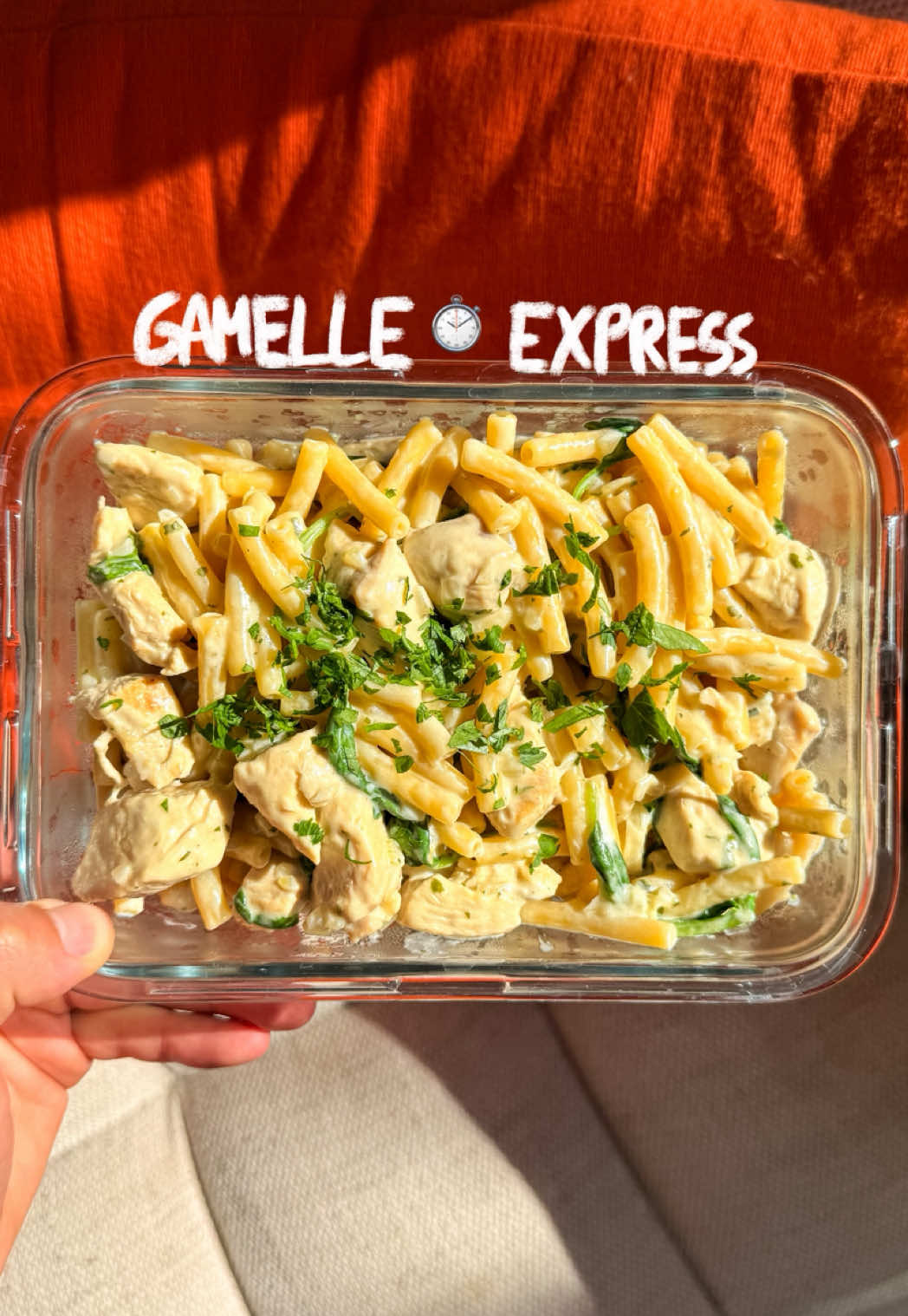 Si t’as que 5 minutes et une poêle tu peux faire ce one pot pasta au poulet et aux épinards ⏱️ Ingrédients ( 2 gamelles )🧑🏽‍🍳 - 400g de poulet - 250g de pâtes - 400ml d’eau - 1 bouillon cube - 1 poignée d’épinard - 1 boursin ail et fines herbes - 1 oignon Instructions ✨ 1. Commence par faire revenir l’oignon et le poulet dans une poêle avec un peu d’huile d’olive. 2. Quand c’est bien doré, ajoute les pâtes, l’eau et le bouillon cube. Laisse cuire le tout pendant 7-8 minutes. 3. Au bout de 7-8 minutes les pâtes sont cuites, ajoute le boursin et les epinards 4. Laisse fondre le tout et c’est déjà prêt  5. Bon appétit !  #recette #Recipe #recipeoftheday #recipeshare #recipes 