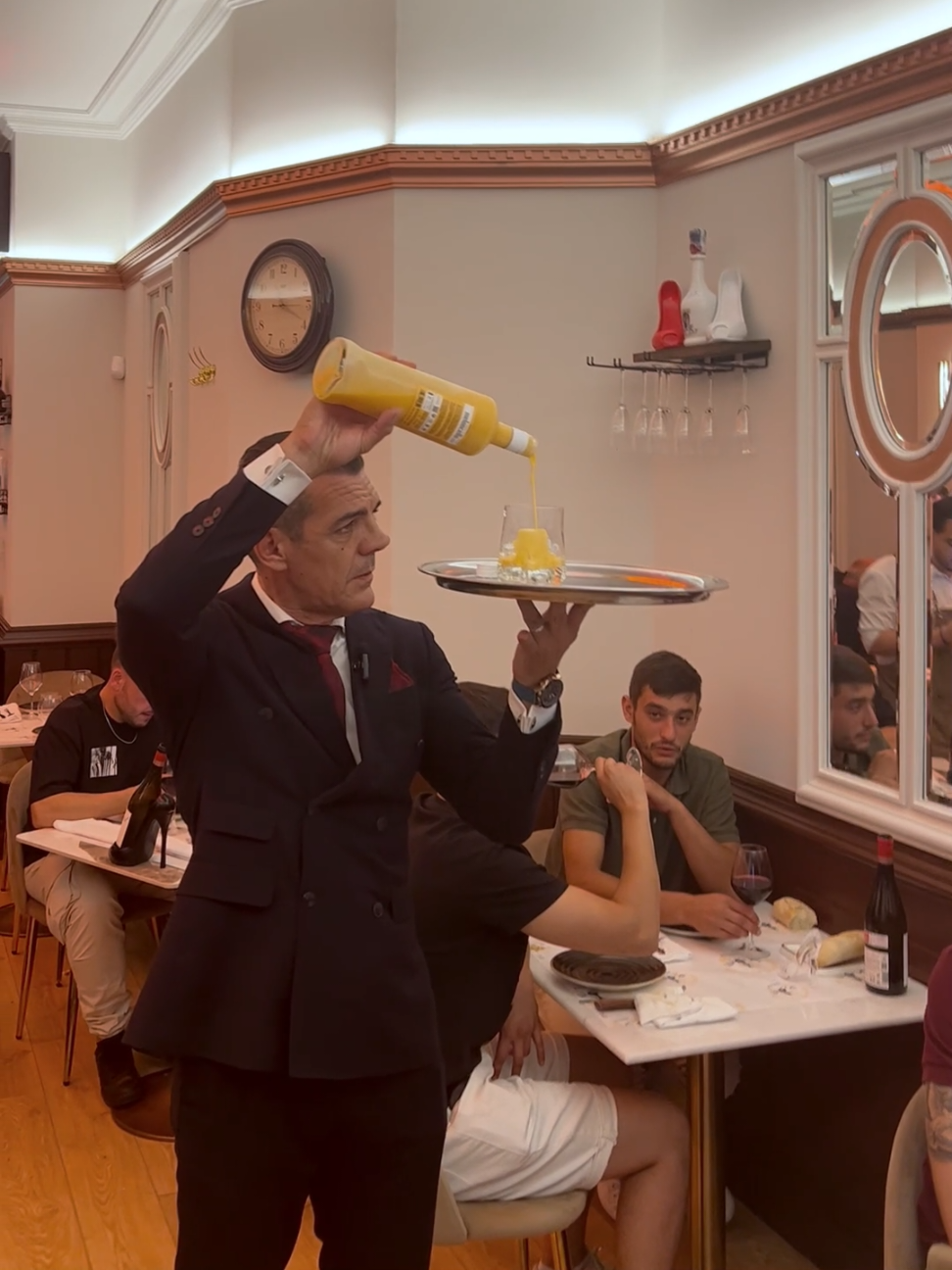 Una noche llena de vida… y es que las noches de Bilbao tienen un encanto especial. Entre copas, sonrisas, cada mesa se convierte en un recuerdo, un motivo de gratitud y una oportunidad de atender con el corazón. El cariño de todos los comensales se sintió de principio a fin, y lo guardo como un verdadero tesoro 🙏🏽 Porque al final, el lujo más grande está en compartir momentos que quedan grabados en el alma… tanto como yo disfruté servirles. @Tolon - Tolon 