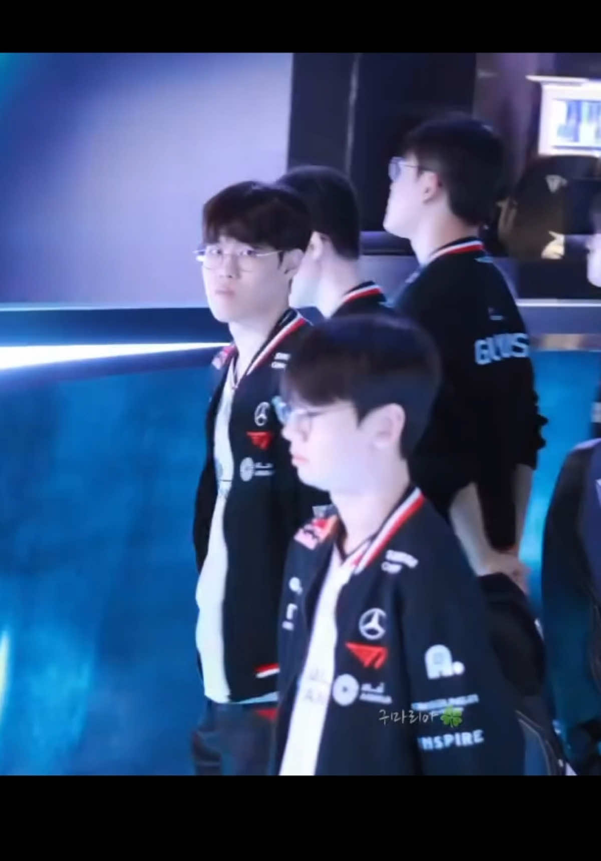 20250918 Hôm nay là trận đấu quan trọng nên Doran căng thẳng lắm í. Ẻm như lạc vào thế giới nội tâm của mình vậy.  Lúc ẻm đang chìm vào suy nghĩ thì có 1 bạn nhỏ để ý thấy anh chưa đi nên quay lại gọi “Hyung ơi, hyung”  Mềm xèo luôn áaaa 🥹🥹🥹 Mấy lúc anh Hyeonjun căng thẳng hay buồn thì ẻm cũng để ý rất nhanh. Cảm ơn hổ bông nhiều nha 💙💙💙 Bé hổ bông keo meo meo bên cạnh cả ngày ☺️ Cre: Weiself, alrinn99 #choihyeonjun #Doran #Oner