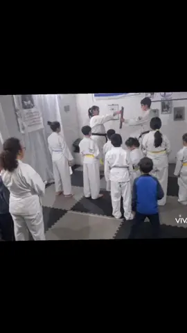 Cada día más rápido 🙏💪 Matu con 13 años comparte sus ejercicios con los más pequeños del Dojo #karate #adolesentes#superacionpersonal 