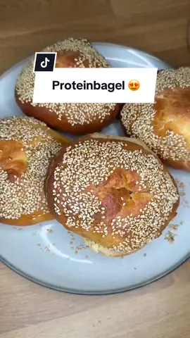 Proteinbagel… oder doch Proteinbrötchen? 😂 Das Loch wollte nicht so wie ich – aber Hauptsache: fluffig, proteinreich & lecker! 💪🥯 📊 Nährwerte pro Stück (4 Stück gesamt): 	•	284 kcal 	•	38,5 g Kohlenhydrate 	•	21,0 g Eiweiß 	•	4,0 g Fett ⸻ 🥗 Zutaten (für 4 Stück) 	•	200 g Dinkelmehl 	•	250 g Magerquark 	•	30 g Sahneprotein 	•	1 Ei 	•	6 g Backpulver 	•	10 g Sesam (zum Toppen) ⸻ 👩‍🍳 Zubereitung 	1.	Alle Zutaten (außer Sesam) in einer Schüssel vermengen & zu einem glatten Teig verkneten. 	2.	4 Teiglinge formen → entweder mit Loch (für Bagel) oder ohne (Proteinbrötchen 😂). 	3.	Mit Sesam bestreuen. 	4.	Airfryer: 20 Min bei 170 °C (alternativ Backofen). 	5.	Abkühlen lassen und belegen, wie du willst. ⸻ 💡 Tipps 	•	Für echtes Bagel-Feeling: Loch größer formen – sie gehen im Ofen auf! 	•	Mit Körnern, Mohn oder Käse variieren. 	•	Lässt sich super einfrieren und toasten. #abnehmrezepte #proteinbagel 