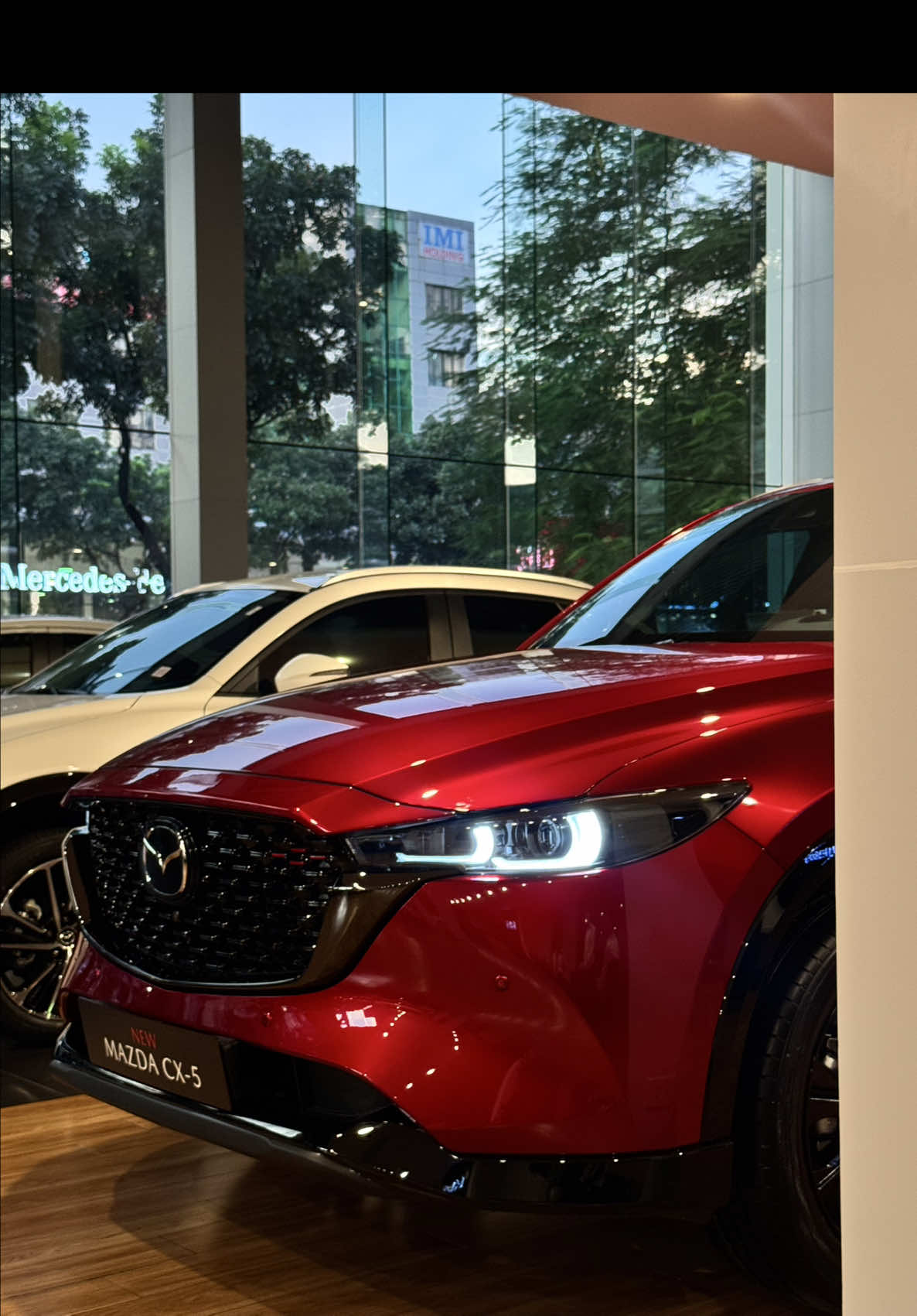 Viên pha lê đỏ tại Mazda Láng Hạ mang tên CX5 Premium Sport. #mazdalangha #f #mazda #cx5  Lh với em để nhận thông tin tư vấn chi tiết nhất ☺️ 