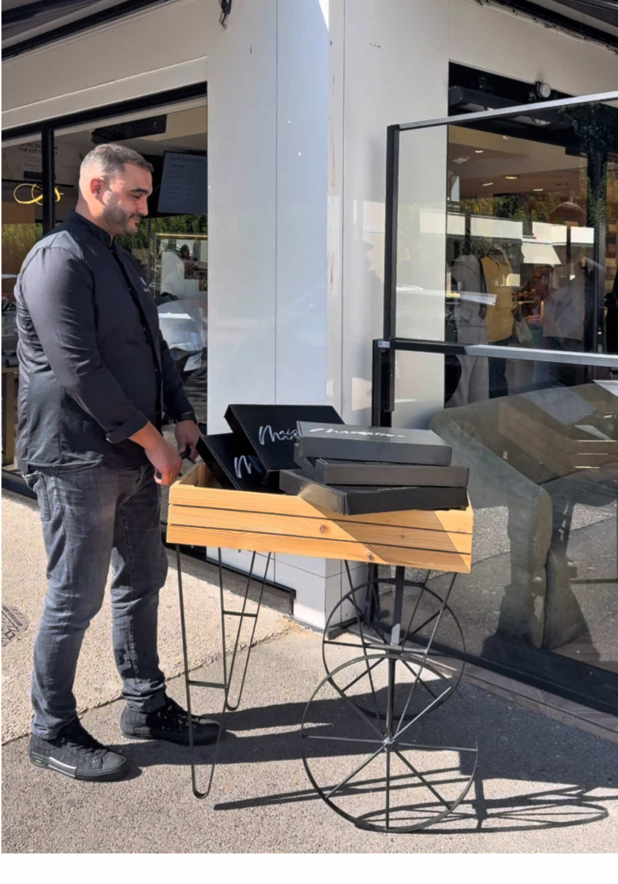 ELLE EST DE RETOUR 😍 Notre box gourmande sera disponible ce vendredi 26, samedi 27 et dimanche 28 septembre ✨ Limitée à 2 box par personne 😍 Retrouvez directement en boutique notre box composée de : - Mini pancakes 🥞  - ⁠Brownies 🍫  - ⁠Cookies chocolat lait 🍪  - ⁠Cookies chocolat noir & pépites de chocolat blanc 🍪  - ⁠Chouquettes fourrées à la vanille 🌼 - Fraises 🍓  - ⁠Toppings : Nutella, spéculos, coulis fruits rouges, pistaches & Bueno ✨ Un max de gourmandises à petit prix 😍 🫖 Salon de Thé - Brunch 🥪 Petit Déjeuner & Déjeuner 📩 Plus d’informations en privé 🕑 Lundi - Samedi : 6h30 • 20h 🕑 Dimanche & jours fériés : 7h30 • 20h    📍29 rue henri crette Chevilly-Larue 94550   #boulangerie #bakery #brownies #pancakes #restohalal     