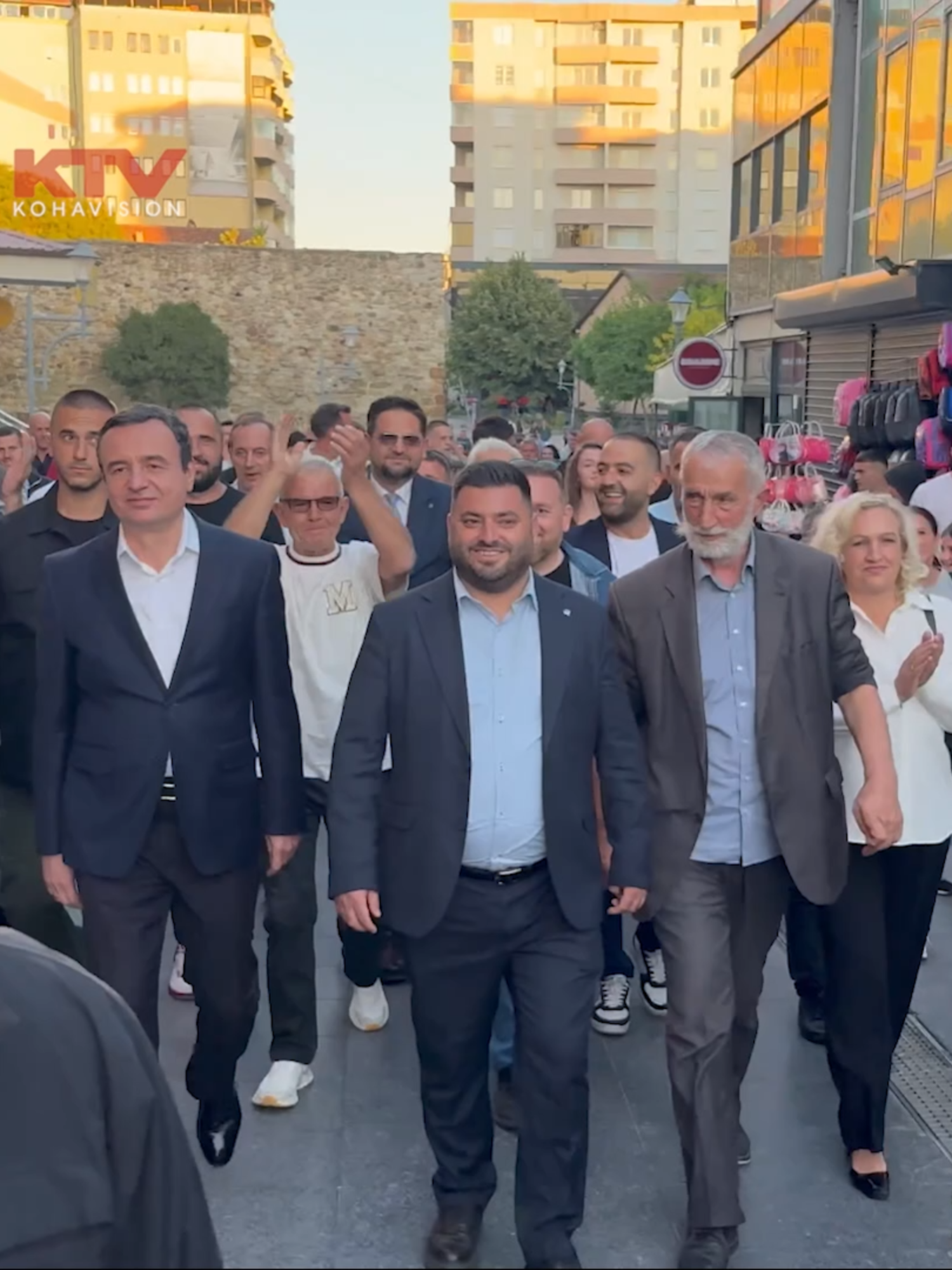 Albin Kurti pritet me thirrjet “Hashim Thaçi” në Vushtrri