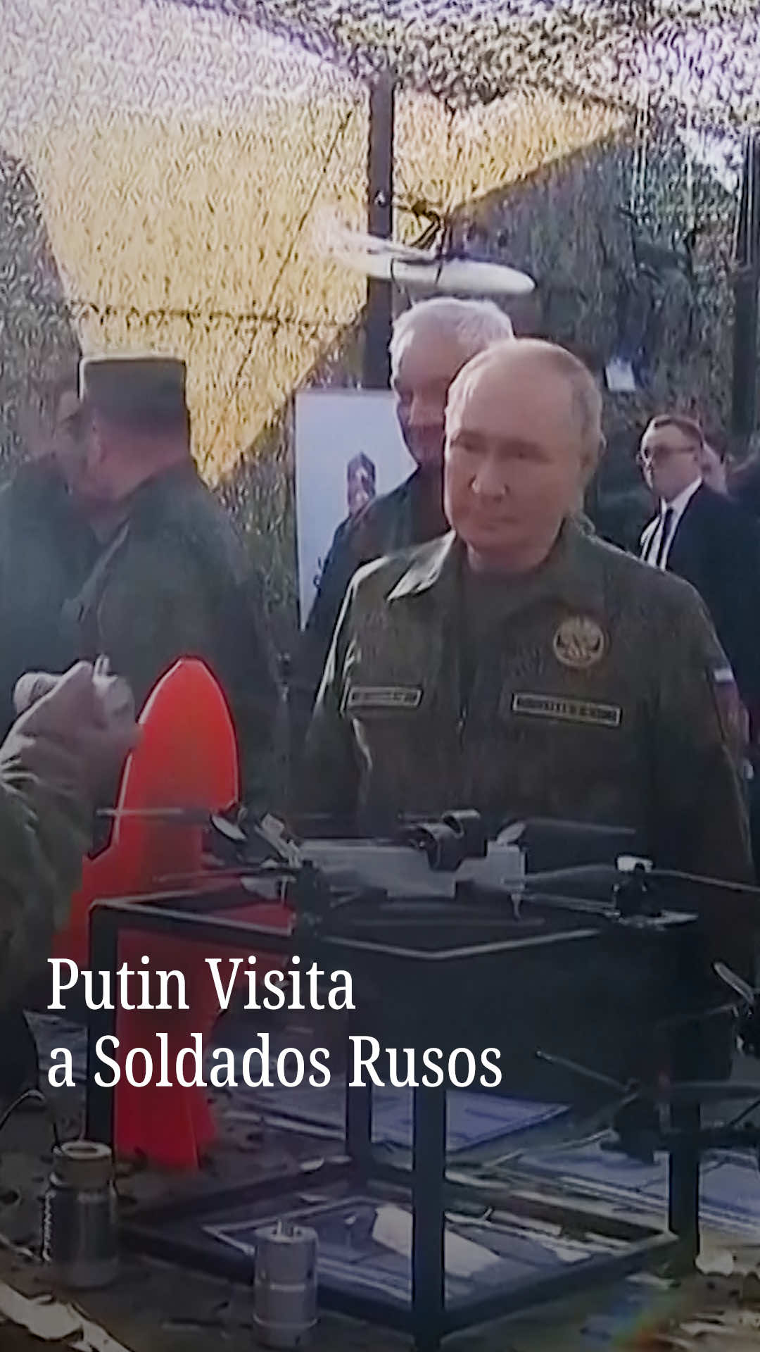 El presidente ruso, Vladimir Putin, visitó por sorpresa Zapad 2025, un evento de ejercicios militares conjuntos entre tropas rusas y bielorrusas. Putin acudió en el último día del evento, saludó a los soldados, probó algunas armas y dedicó unas palabras sobre la importancia de este tipo de operaciones conjuntas. #putin #vladimirputin #soldadosrusos 