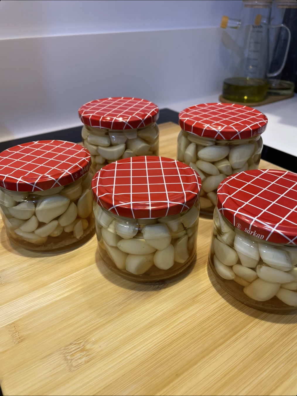 DOĞAL ANTİBİYOTİK ✅ SARIMSAK TURŞUSU💯                     İnstagram: 2ccocuk1anne youtube:2ccocuk1anne Malzemeler; 1kg sarımsak 1 tatlı kaşığı kaya tuzu 2 adet limon tuzu Yarım çay bardağı üzüm sirkesi veya elma sirkesi Kaynatılmış soğumuş su Kavanoz boyutları; 2 tane 425cc kavanoz 3 tane 330cc  kavanoz kullandım Hazırlanışı; Sarımsakları bir kaba alalım ve baş kısımlarını kopararak tanelere ayıralım. Sarımsakları rahat soyabilmek için üzerine gelecek kadar su koyalım ve bu şekilde 1-2 saat bekletelim. 1-2 saatin sonunda sarımsakları soyalım ve uç kısımlarını keselim. Soymuş olduğumuz sarımsakları kavanozlara dolduralım. Üzerine 1 tatlı kaşığı kaya tuzu, 2 adet limon tuzu ve yarım çay bardağı sirkeyi ilave edelim. En son üzerini geçecek kadar kaynamış soğumuş suyu ilave edelim ve kavanozun kapağını sıkı bir şekilde kapatalım. Ardından kavanozların içerisindeki tuzların erimesi ve birbirine karışması için ileri geri çalkalayalım. Sarımsak turşularımızı güneş görmeyen serin biryerde muhafaza edelim. Sarımsak turşularımızı 20 gün sonra tüketmeye başlayabiliriz.  NOT: Sarımsaklarınız eğer yeşil ya da mavi renge dönerse endişe etmeyin, tamamen normal bir durumdur. Kullanmış olduğunuz sirkeden veya kaya tuzundan kaynaklı olabilir. Kaya tuzundaki bakır miktarı deniz tuzuna göre daha yüksek olabilir ve buda sarımsakta renk değişimine sebep olabilir. Deneyecek olanlara afiyet olsun 🤗