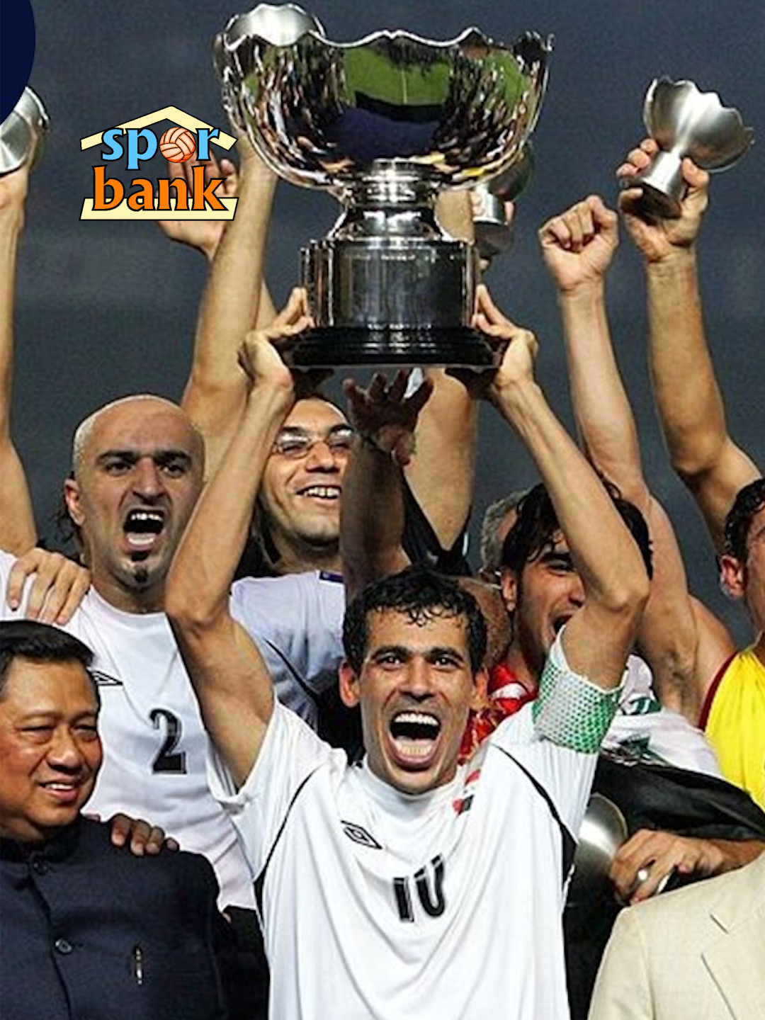 Bir kupadan çok daha fazlası: 2007 Asya şampiyonu Irak milli takımı 2007 Asya Şampiyonası'nı kazanarak kıtanın en büyüğü olan Irak, ABD işgali altındaki ülkesine moral kaynağı olmuştu. #ırak #afrikakupası #2007 #younismahmoud #takımotobüsü #sporbank