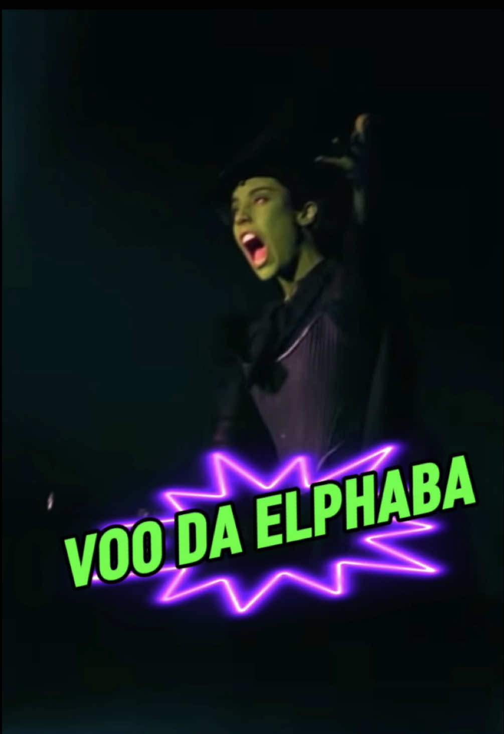 🧹Ela voa… A gente Ilumina! ✨ O momento do voo da Elphaba é mágico pra quem assiste, mas nos bastidores é atenção total. Não são só as Elphabas (@myra_ruiz , @Gabi Gatti, @tabatha ) que ficam tensas não! Cada luz, cada marca, cada detalhe tem que estar no tempo certo pra manter a ilusão viva. #wicked #wickedbrasil #wickedmusical #elphaba #desafiaragravidade 