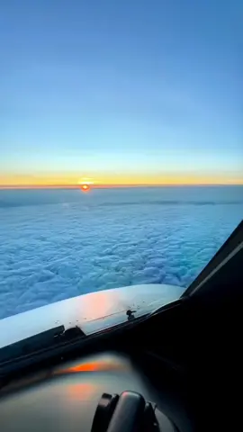 sky view and cloud surfing 🥹🥹🥹 #airplane #pilot #tiktokviral #foryoupage #foryou 