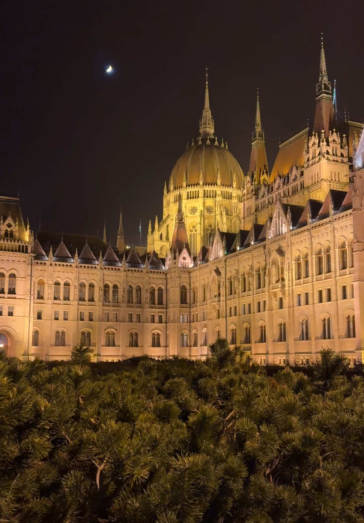 Budapest is even more stunning during night 🌃❤️ #budapest #budapesthungary #budapestnight #budapest🇭🇺 #budapestguide 