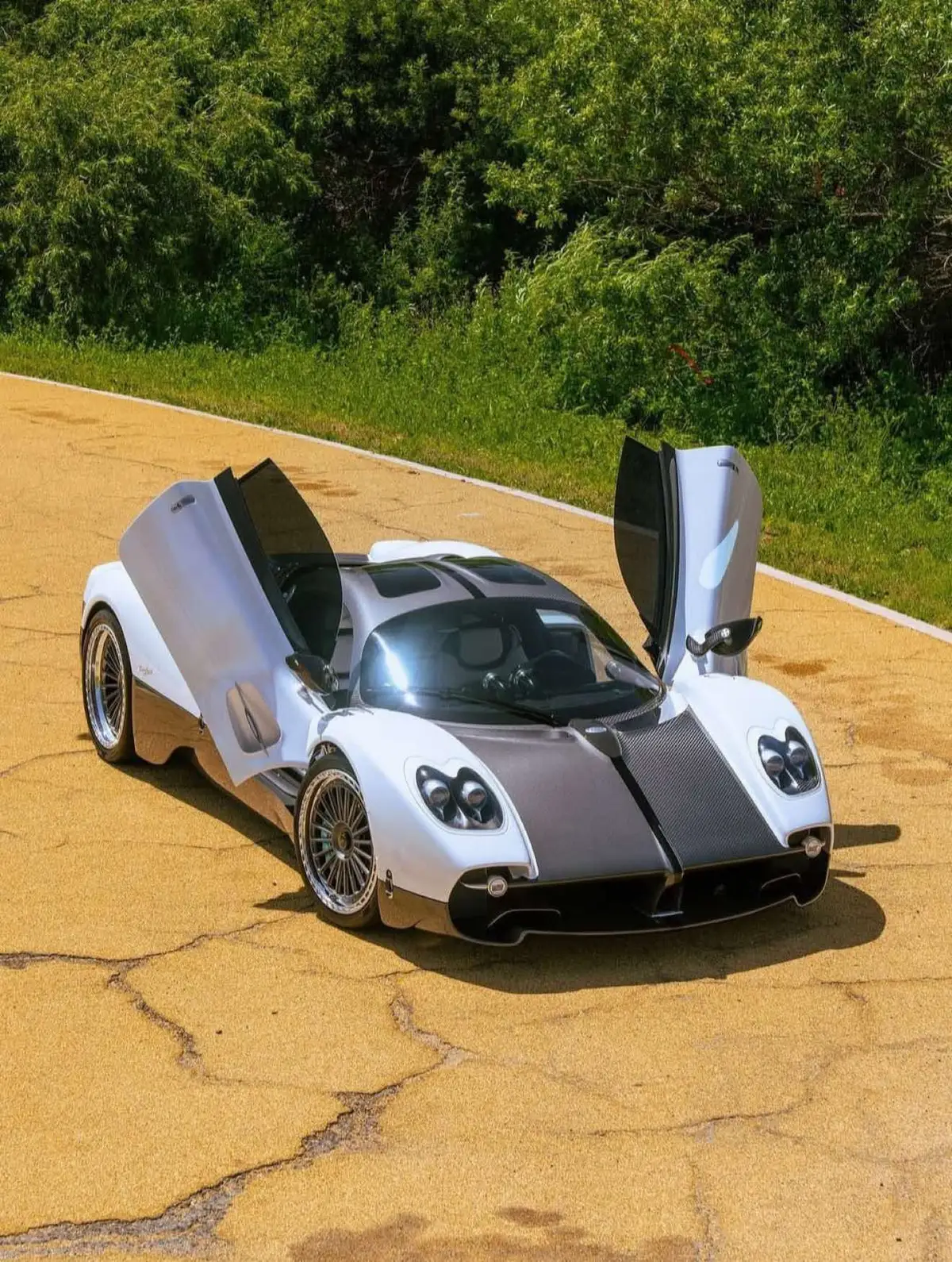 Dans le monde très fermé des hypercars, rares sont les créations capables d’allier la brutalité mécanique à un raffinement presque poétique. La Pagani Utopia incarne précisément cet équilibre : un hommage à la tradition artisanale italienne, tout en repoussant les limites de la technologie et du design. Horacio Pagani a imaginé l’Utopia comme une vision futuriste mais intemporelle de l’automobile. Sa carrosserie sculptée, faite de carbone ultraléger et de titane, est le fruit de centaines d’heures d’ingénierie et d’artisanat. Chaque courbe, chaque prise d’air, chaque détail est pensé comme une pièce d’orfèvrerie. Contrairement à de nombreuses hypercars futuristes, l’Utopia garde un esprit pur : pas d’écrans envahissants, mais une planche de bord analogue, avec des compteurs travaillés comme des montres de haute horlogerie. Sous ce chef-d’œuvre visuel se cache un V12 6.0 litres bi-turbo développé par AMG, délivrant 864 chevaux et plus de 1 100 Nm de couple. Associé à une boîte manuelle à 7 rapports (un choix rare et audacieux dans ce segment), il transforme chaque trajet en expérience viscérale. L’Utopia ne cherche pas seulement à battre des chronos : elle veut impliquer son conducteur dans chaque mouvement, chaque accélération, chaque changement de rapport. Côté performances, elle tutoie l’extrême : 0 à 100 km/h en environ 2,8 secondes, et une vitesse de pointe supérieure à 350 km/h. Mais ce qui frappe le plus, ce n’est pas la brutalité, c’est la fluidité. Elle glisse plus qu’elle n’explose, donnant la sensation que la vitesse fait partie de son essence. L’Utopia est produite en série ultra-limitée, chaque exemplaire personnalisable à l’extrême. Plus qu’une voiture, c’est une œuvre d’art roulante, destinée à une poignée de collectionneurs qui recherchent l’exception, le rare, le sublime. ⸻ 🔎 5 faits marquants : 	1.	V12 6.0L bi-turbo AMG développant 864 ch et 1 100 Nm. 	2.	Boîte manuelle à 7 rapports disponible, une rareté pour une hypercar moderne. 	3.	Carrosserie en carbone et titane, fusion d’art et de technologie. 	4.	Intérieur analogue au design horloger, sans écrans intrusifs. 	5.	Production extrêmement limitée, chaque exemplaire unique. #PaganiUtopia #HypercarArt #V12Masterpiece #LuxuryPerformance #automotivedreams 