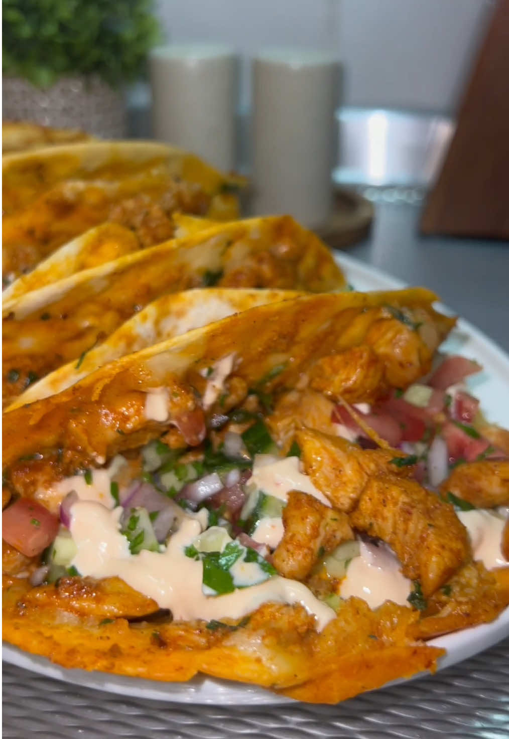 🌮CHEESY CHICKEN TACOS🌮  🇺🇸(ENGLISH RECIPE BELOW⬇️) Wat heb je nodig⬇️ 🌮2 kipfilet  🌮1 theelepel gerookte paprikapoeder  🌮1 theelepel cayenne peper  🌮1/2 theelepel peper  🌮1 theelepel kipkruiden  🌮1 theelepel knoflookpoeder  🌮3 knoflook (geperst) 🌮Scheutje olijfolie  Topping: 🌮Tomaat  🌮Komkommer 🌮Rode ui  🌮Citroen sap  🌮Handvol verse peterselie  🌮Zout en peper  Overig: 🌮Mini wraps  🌮Kaas  🌮Saus na keuze (ik gebruik chipotle mayo) What you’ll need⬇️ 🌮2 chicken breasts 🌮1 teaspoon smoked paprika 🌮1 teaspoon cayenne pepper 🌮1/2 teaspoon pepper 🌮1 teaspoon chicken seasoning 🌮1 teaspoon garlic powder 🌮3 cloves (crushed) 🌮Dash of olive oil Topping: 🌮Tomato 🌮Cucumber 🌮Red onion 🌮Lemon juice 🌮Handful of fresh parsley 🌮Salt and pepper Other: 🌮Mini wraps 🌮Cheese 🌮Sauce of your choice (I’m using chipotle mayo) #tacos #chickentacos #EasyRecipe #dinner #homemade  