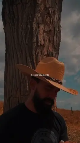 Tem gente que só lembra que você existe quando precisa de algo.   Seu telefone só toca quando o benefício é pros outros.   Suas mensagens só são respondidas quando você tem algo pra oferecer.   Seu “favor” é bem-vindo… mas experimenta pedir um.   O silêncio vai ser a resposta mais alta que você já recebeu. E aí você para e pensa:   Por que quando os outros precisam, eu corro? Mas quando eu preciso, ninguém nem caminha até mim?   Essa é a dor silenciosa de quem é sempre o apoio, mas nunca o amparo.   De quem é bom demais.   De quem é disponível demais. A verdade é dura: quanto mais acessível você é, menos valor as pessoas te dão.   Não é sobre mudar sua essência.   É sobre aprender a dosar sua entrega.   Porque quem dá tudo o tempo todo… acaba sem nada quando precisa. Você já sentiu isso também?   Quem você é quando precisa… e ninguém aparece?