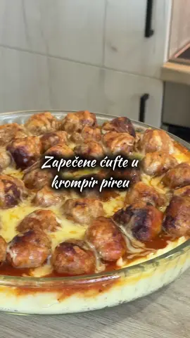 Zapečene ćufte u krompir pireu  🔸Potrebno: - 800 g mešanog mlevenog mesa, - 1 glavica crnog luka, - kockica maslaca, - 2 jajeta, - 1 parče hleba, - 3 kašike prezli, - 2 kašičice aleve paprike, - začini: so, biber, suvi začin, - 2 kašike ulja, - ulje za prženje. Za sos: - 300 g soka od paradajza , - oko 400 ml vode, - 100 - 150 g gaude. 🔹Priprema: Na maslacu propržiti sitno iseckan crni luk dok ne postane zlatkast. Dodati ga tako u mleveno meso. Zatim dodati jaje, prezle, slatku alevu papriku i parče hleba koje ste prethodno potopili u malo mleka. Sjedini se i prave se loptice - ćufte. Meso vadim kašikom za sladoled pa formiram kuglice jer mi tako budu iste dimenzije. Zatim ih sve ispržim u tiganju pa izvadim iz njega. U isti tiganj sipam Umak od paradajza, vodu i dodam 1 kašiku brašna razmućenu u malo vode. Vratim ćufte i tako ostavim da se krčka sve na tihoj vatri.  Napravim pire tako što u krompiru ostavim malo vode u kojoj se kuvao, mleko, kockicu maslaca i so. Sve po ukusu. Kao što inače pripremate. Rasporedite na dnu vatrostalne a preko stavite ćufte i sos i narendate gaudu !  Pečete nekih 15-20 minuta na 200 stepeni.  Prijatno! ❤️
