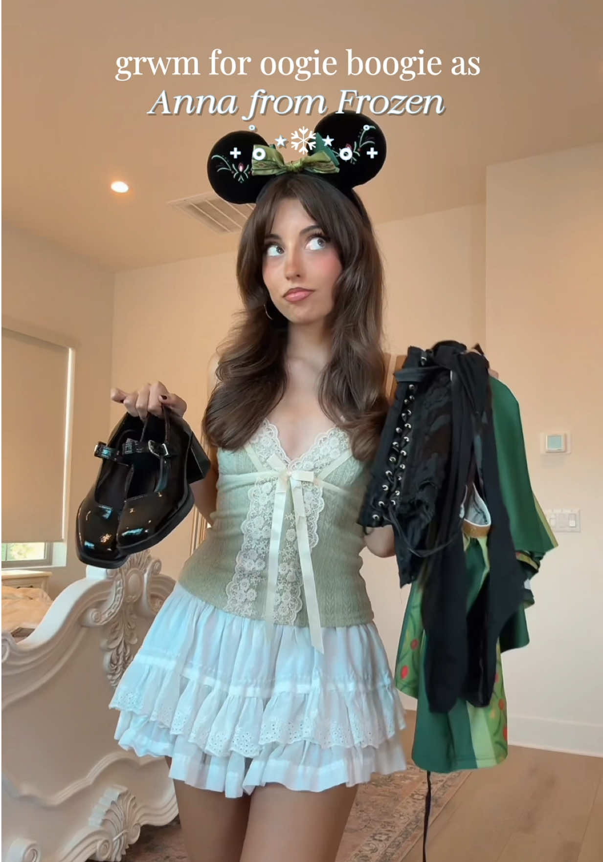 my anna outfit for disneyland!!! ☃️❄️💚 #disneyland #disneyoutfit #oogieboogie #frozen 