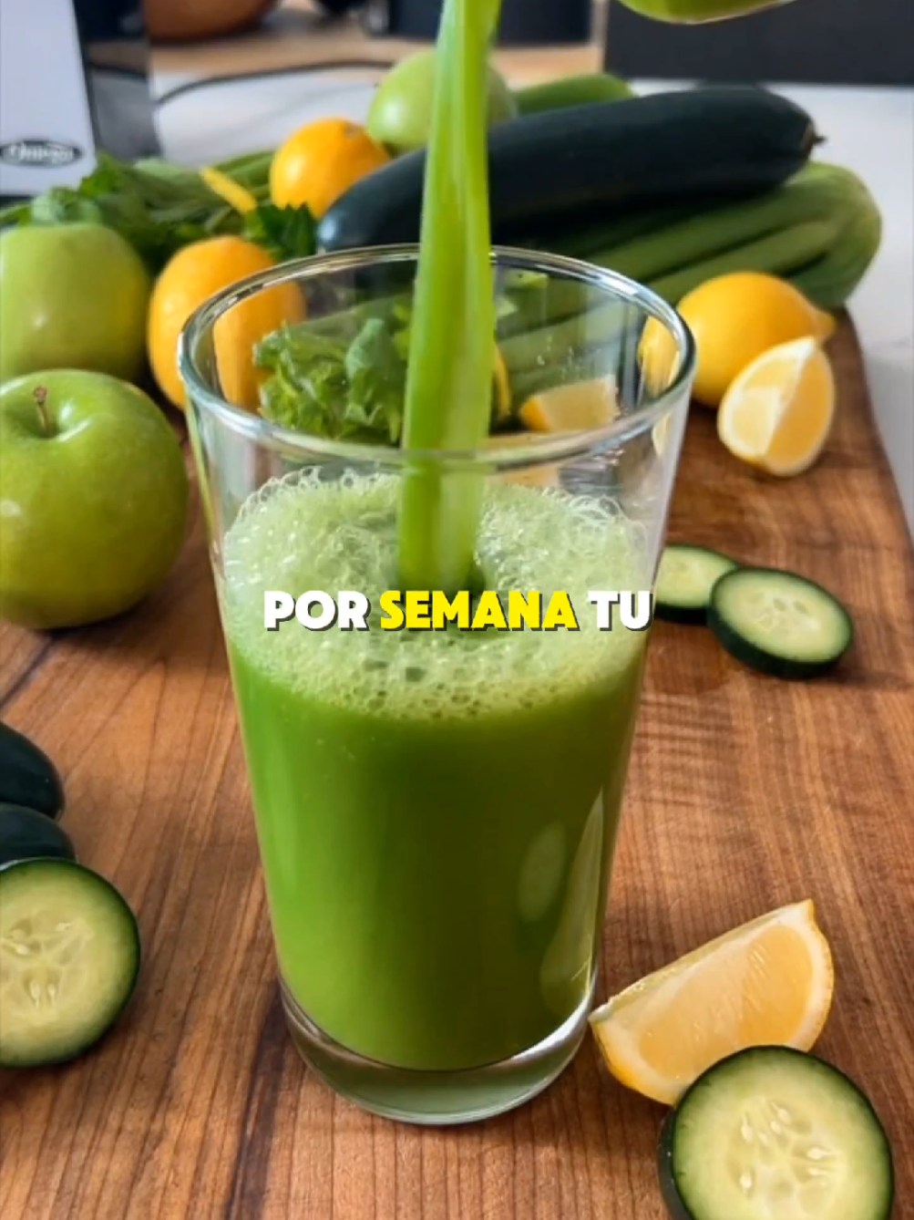 Jugo pepino, apio, limón y manzana 🍏💥🌱🙌🏻 Escucha sus beneficios. Visita el enlace de nuestro perfil para adquirir tu recetario de jugos saludables para cada necesidad 💪🏻 #jugos #jugossaludables #jugosverdes #jugosdetox #batidos  