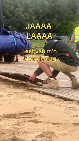 BIJNA WEEKEND! De vlonders liggen in ieder geval klaar voor Titanium Festival 😂💥  #sitemedley #siteteam #vlondervloeren #eventproduction #siteproductie #festivalproducer #festivals #titanium #sebproductions sitemedley: @Snoerie.official 