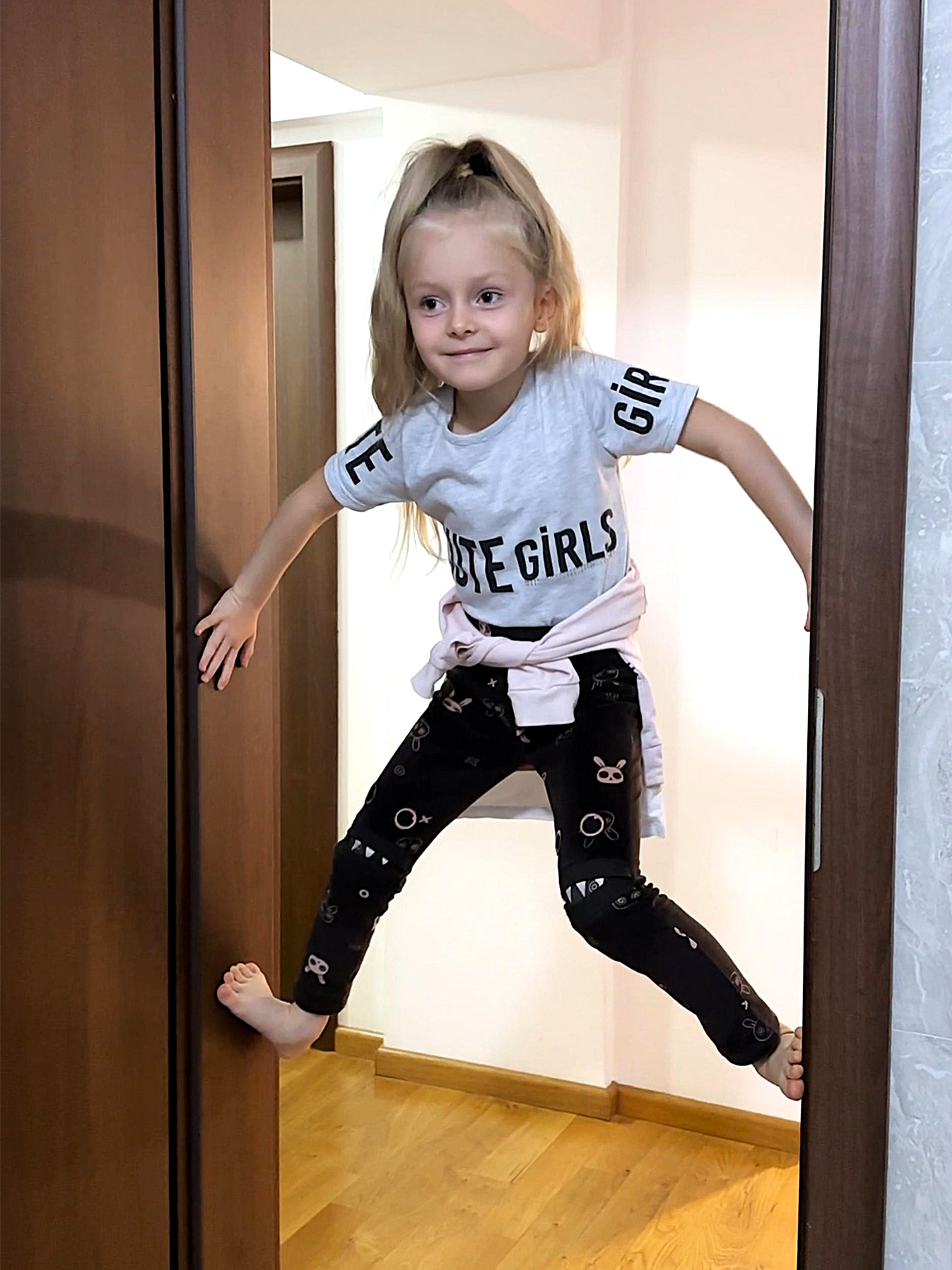 Amelia se îmbracă pe ușă! 🚪