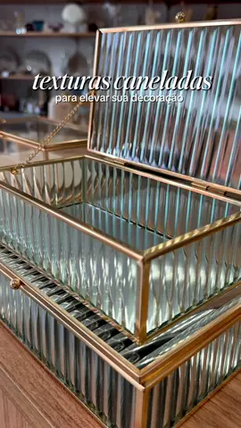 ✨ Nossas bandejas e caixas caneladas ✨ Com detalhes em metal dourado e disponíveis em diferentes tamanhos, elas unem charme, funcionalidade e design atemporal para transformar sua decoração 🤎 📍 Alameda dos Nhambiquaras, 1388 – Moema, SP 🧸 www.thecozyhome.com.br #thecozyhome #decor #homedecor #bandeja #caixadecorativa 