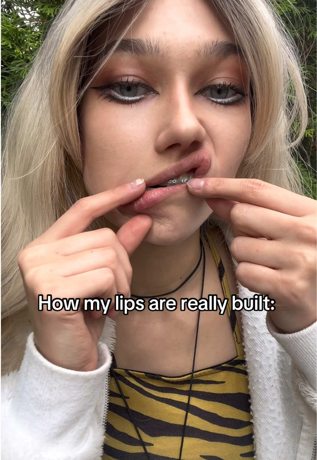 How would you live with lips shaped like that? l G - sanderaziomal 