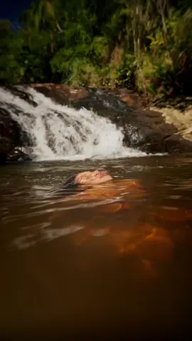 POV: você abriu o TikTok e entrou no vídeo mais imersivo da sua #fy. 💚 Essa é a vibe da @levenaviagem. Se a sua vibe é assim também, você precisa experimentar o lançamento de Natura que traz toda potência do frescor intenso de uma cachoeira: o novo Natura Kaiak Aventura Intensa. Você encontra produtos Natura com as consultoras, nas lojas e no site.