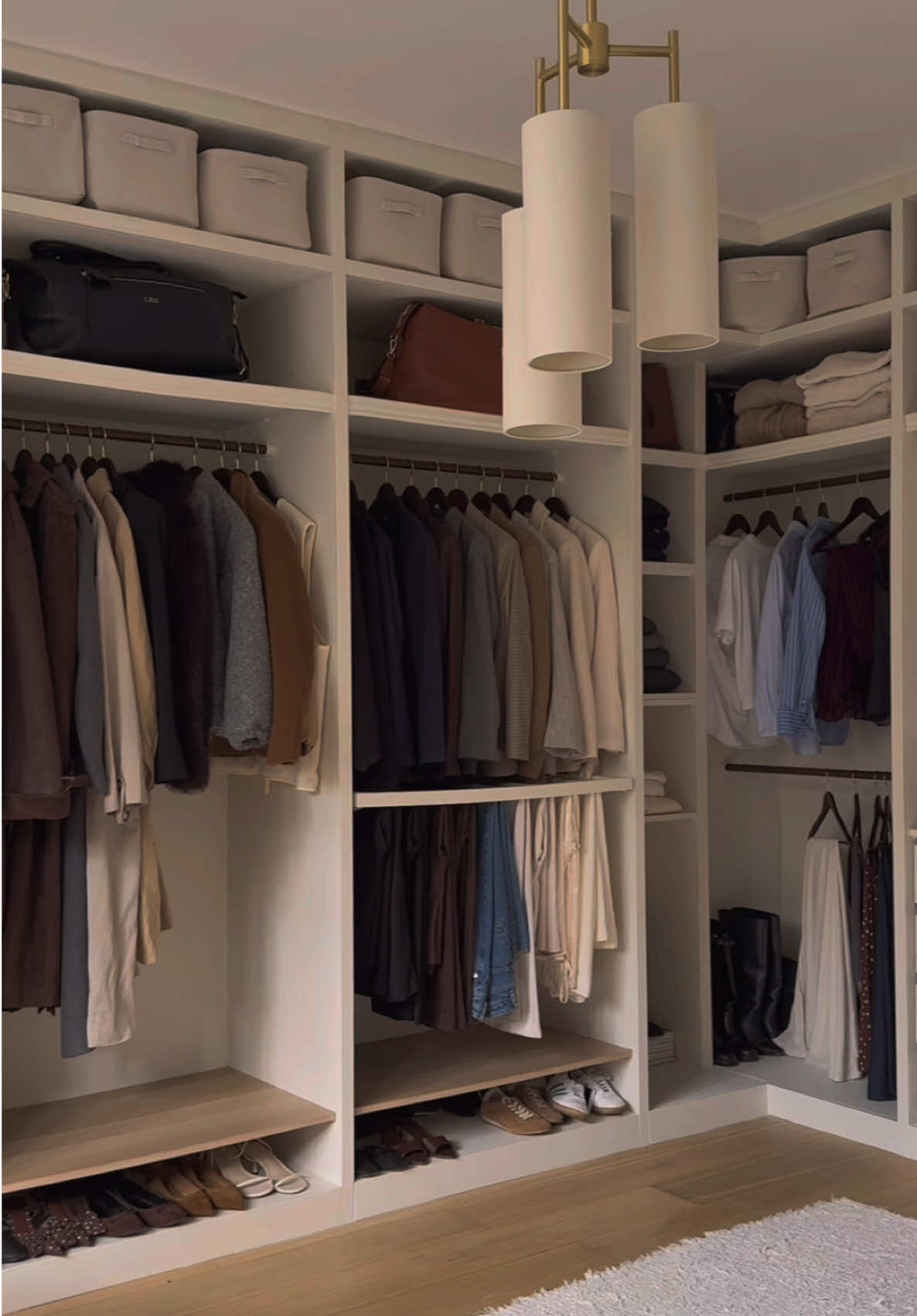 Aaand we’re refreshed for A/W ☺️ a wardrobe reset feels so good! #wardrobereset #reset #wardrobetour #wardrobeorganisation #autumnoutfits 