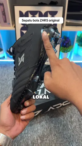Sepatu bola ZARS original produk lokal indonesia, sudah di sol jahit keliling dibagian bawahnya dari pabriknya, jadi lo gak perlu keluarin uang lagi buat sol sepatu ini di abang-abang tukang sol sepatu #sepatubola #sepatubolaoriginal #lokalbrand #belilokal 