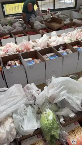 כמו כל שנה ב14 שנה האחרונות כל ראש השנה ופסח אנחנו כמה שותפים שמרימים את הארוחת חג ל175 משפחות שקשה להם לעבור את החג בכבוד . תודה לכל המתנדבים שבאו לעזור לארוז ולשלח! (לא מקבלים תרומות כספיות זה המעשר שלנו) 