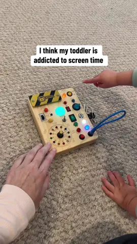 Trying to cut back on my toddler’s screen time with this Montessori busy board 💡 #busyboard #montessoritoddler #montessoritoys #toddlertoys #sensorytoy 