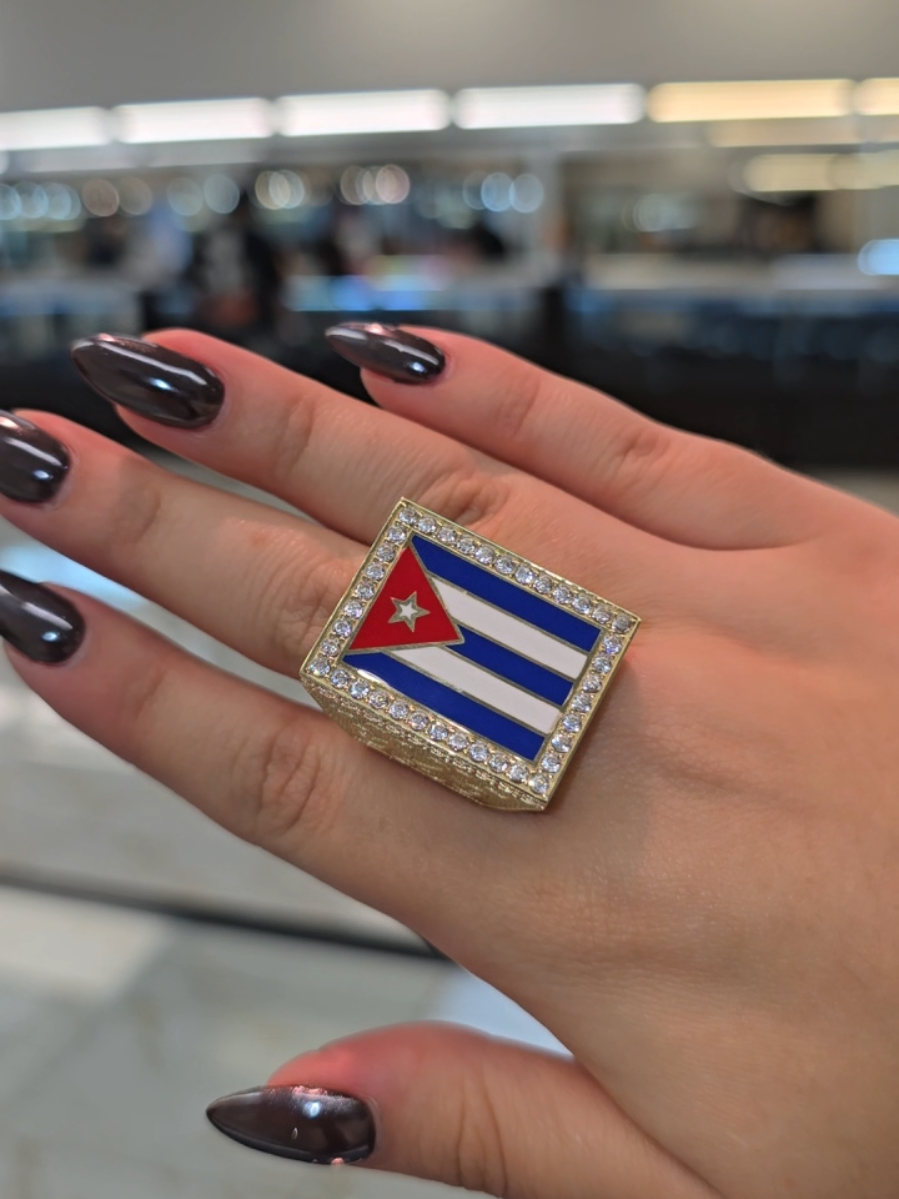 @tamayoshoustonoficial @TAMAYOS THE BIG STORE @TAMAYOS FABRICA DE ORO @TAMAYOS THE BIG STORE @tamayosbrownsville #tamayos #gold #webuygold #ring #cubanflag 