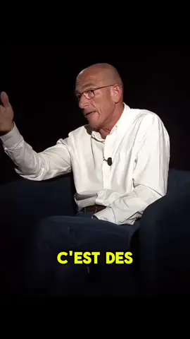 Étienne Chouard est un militant politique français. Titulaire d'une maîtrise en droit à Nanterre (1980), il est professeur d'économie-gestion et de droit fiscal, puis d'informatique, au lycée Marcel-Pagnol à Marseille. Il accède à la notoriété en 2005 en faisant campagne pour le 
