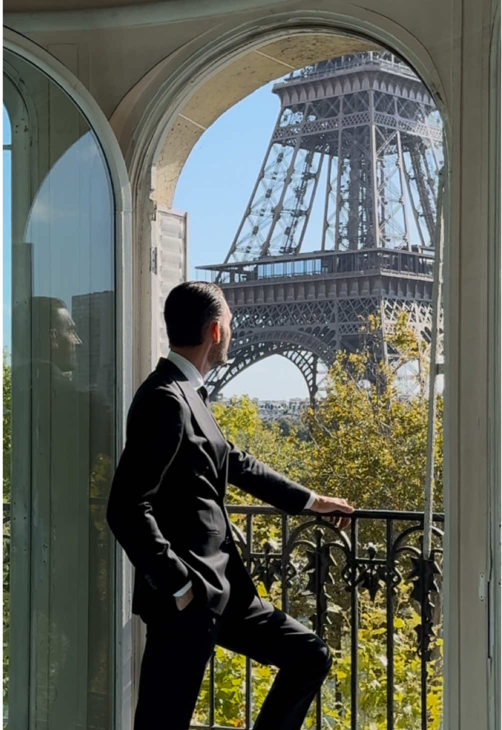 Peut-on vraiment se lasser d’une telle vue ? 🗼✨ Face à la Tour Eiffel, dans l’un des immeubles les plus emblématiques de Paris, se cache un appartement absolument unique. 📍 Avenue de New York – 150 m² + 19 m² de chambres de service 💰 3,75 M€ à rénover ou 4,75 M€ avec travaux finalisés 📊 Un appartement de 222 m² s’y est vendu à plus de 6 M€, preuve de la rareté exceptionnelle de cette adresse. 👉 Découvrez la vidéo complète de ce bien demain dans mes Reels. #immobiler #toureiffel 